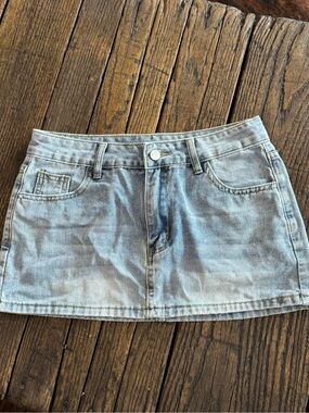 Forever 21 Light Wash Denim Mini Skirt Size 4 Women’s